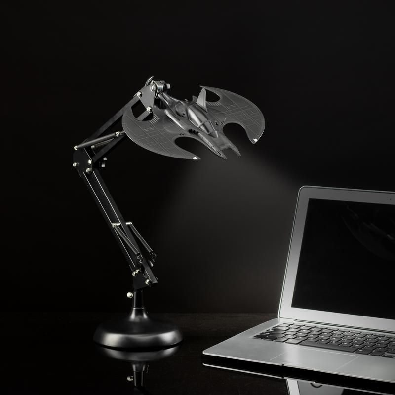 Desk lamp featuring Batman's Batwing design, posable for adjustable lighting. Ideal for Batman fans and DC Comics enthusiasts. Enhance your space with this unique and practical desk light.