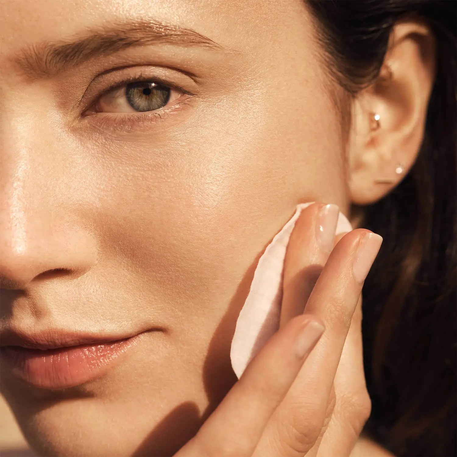 Eve Lom Rescue Peel Pads (60 Pads) - Exfoliating and Resurfacing Treatment with BHA, PHA, and AHA Acids. Reveals smoother, brighter, and revitalized complexion. Contains Glycolic Acid, Multi-Fruit Acid Complex, Lactic Acid, Salicylic Acid, Marshmallow, and Vitamin B3. 100% Biodegradable materials for a thorough cleanse. Paraben, Phthalate, Sulphate, and Cruelty-free. Key benefits include pore decongestion, gentle exfoliation, skin moisture preservation, soothing effect, and increased hydration levels. How t